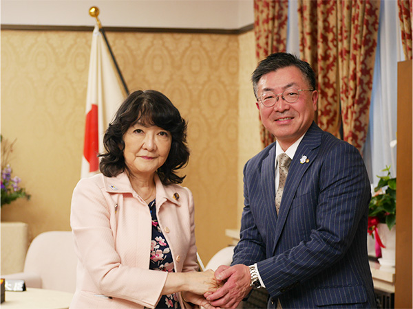 片山さつき財務大臣と桑原